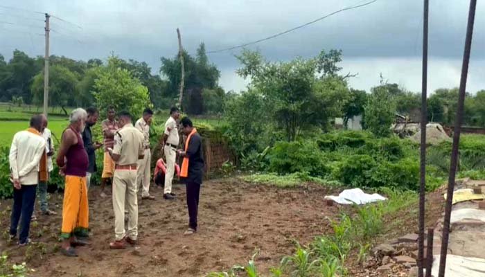 बेमेतरा में सनसनी: घर में खून से लथपथ मिला बुजुर्ग दंपत्ति का शव, नृशंस हत्या से दहला इलाका घर में खून से लथपथ मिला बुजुर्ग दंपत्ति का शव