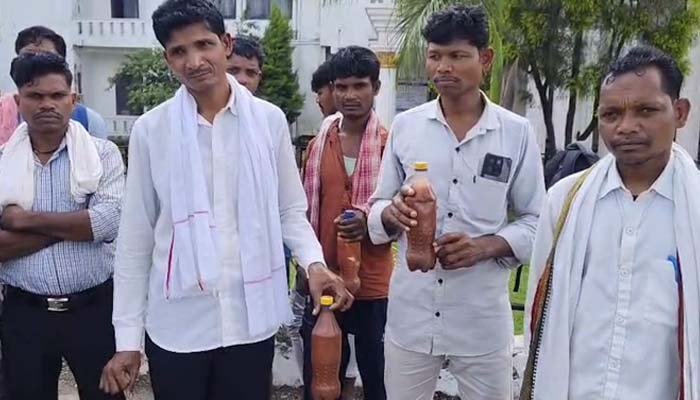 बोतल में ‘लाल पानी’ लेकर कलेक्टोरेट पहुंचे ग्रामीण, बोले- खनन से बर्बाद हो रहे खेत लाल पानी