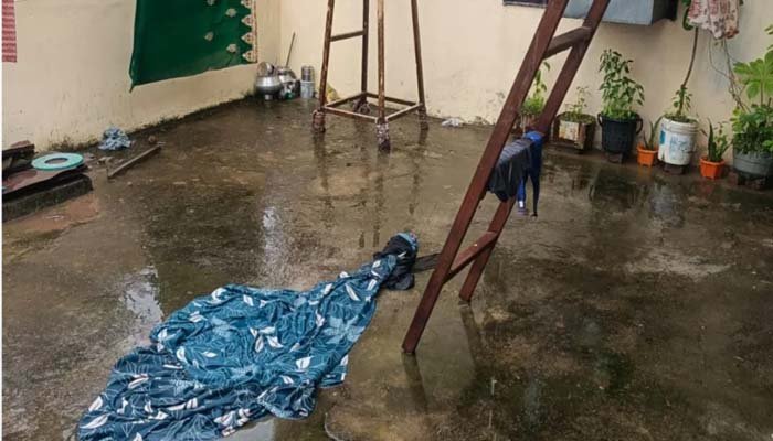 रायपुर में दर्दनाक हादसा: बालकनी में कपड़े निकालते समय करंट की चपेट में आई मां, बचाने दौड़ा बेटा; दोनों की मौत रायपुर में दर्दनाक हादसा