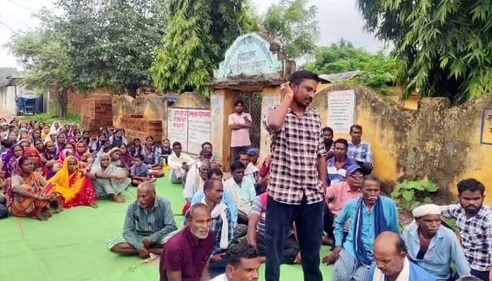 तीन साल से अधूरा स्कूल भवन, जर्जर कमरों में पढ़ने को मजबूर बच्चे; पालकों ने की तालाबंदी तीन साल से अधूरा स्कूल भवन