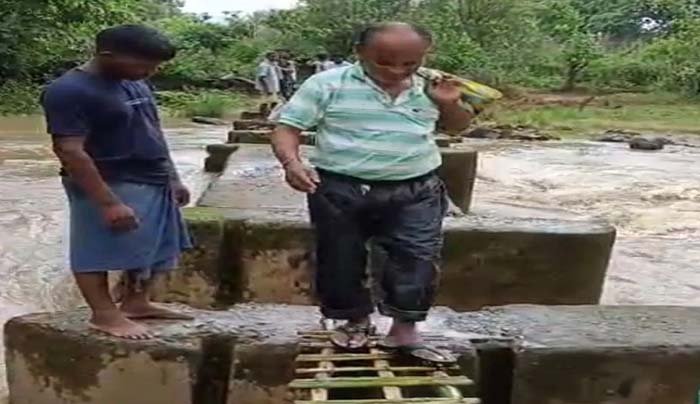 उफनते नाले पर बांस की अस्थायी टिकटी सहारा, शिक्षा की लौ बुझने न देने का जज्बा उफनते नाले के बीच बांस के सहारे स्कूल पहुंच रहे शिक्षक