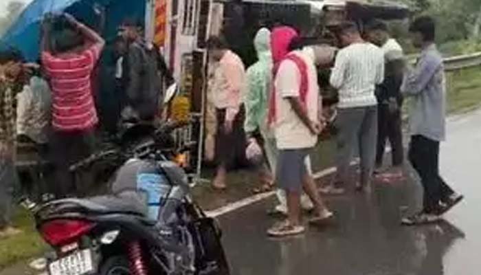 गिरौदपुरी जा रहे श्रद्धालुओं से भरी माजदा पलटी, महिला-बच्चों समेत 27 घायल; दो महिलाएं जिला अस्पताल में भर्ती माजदा पलटी