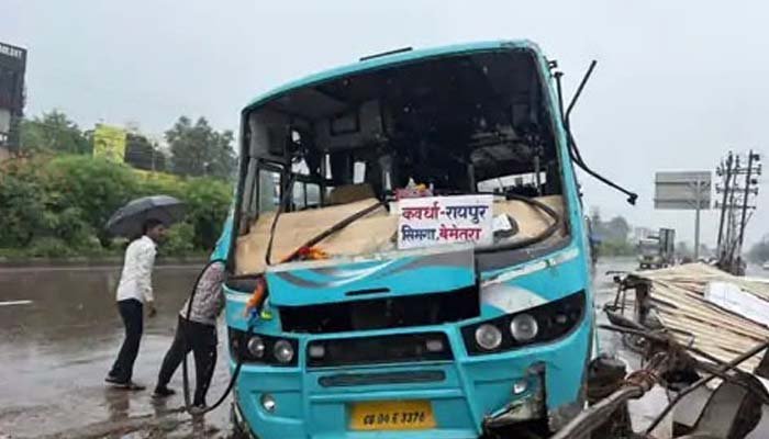 रायपुर रिंग रोड पर बड़ा हादसा टला, टैंकर की टक्कर से बेकाबू हुई यात्री बस; बस स्टॉप में घुसी रायपुर रिंग रोड पर बड़ा हादसा टला