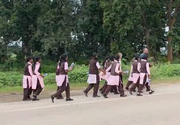 बदहाल व्यवस्था से परेशान 45 छात्राएं पैदल निकलीं कलेक्टोरेट, एक छात्रा बेहोश; कलेक्टर ने दिए सुधार के निर्देश बदहाल व्यवस्था से परेशान 45 छात्राएं पैदल निकलीं कलेक्टोरेट, एक छात्रा बेहोश; कलेक्टर ने दिए सुधार के निर्देश