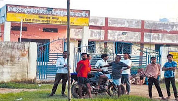 कन्या छात्रावास में नहीं बना खाना, 40 में से 38 छात्राएं घर लौटीं; अधीक्षक के अचानक गायब होने पर हंगामा