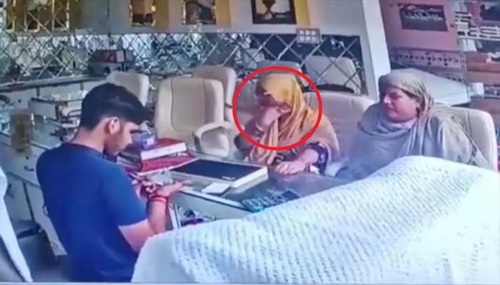 खरीदारी का नाटक, मुंह में छिपाए सोने के जेवर; दो बुर्कानशीं महिलाएं 8 लाख का माल लेकर फरार
