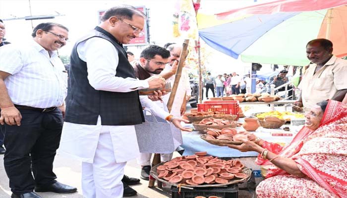 सड़क किनारे पसरे पर अचानक पहुंचे मुख्यमंत्री साय, मीरा के पसरे से खरीदा ‘आशीर्वाद का दीया’ मुख्यमंत्री साय