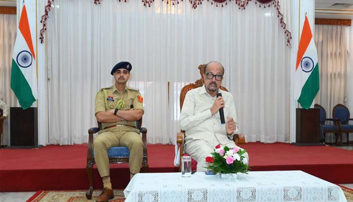 राज्यपाल डेका ने विद्यार्थियों से कहा- लक्ष्य तय करें, मेहनत से सफलता हासिल करें