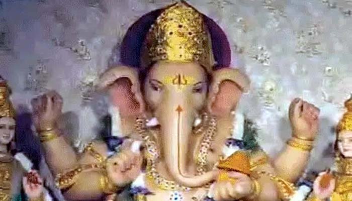 750 ग्राम सोने का मुकुट, कीमत 1 करोड़ से ज्यादा! गोलबाजार गणपति के स्वर्ण श्रृंगार ने खींची श्रद्धालुओं की भीड़ गोलबाजार गणपति