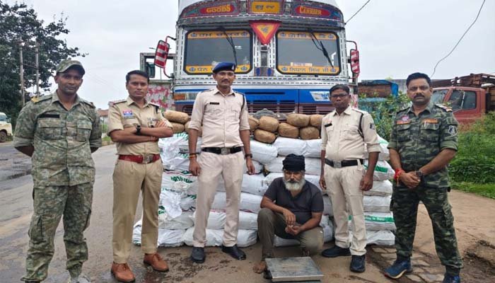 CG NEWS : ड्राइवर सीट के ऊपर छिपा था राज, तलाशी में निकला 4.47 क्विंटल गांजा तलाशी में निकला 4.47 क्विंटल गांजा
