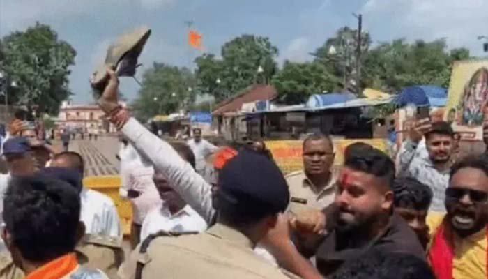 PM मोदी के जन्मदिन पर दीपोत्सव से पहले हंगामा, जूते-चप्पल फेंके