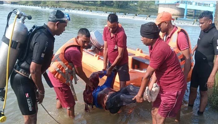 खारून नदी में एनीकट पार करते समय हादसा, तेज बहाव में बहा युवक; SDRF ने निकाला शव खारून नदी में एनीकट पार करते समय हादसा