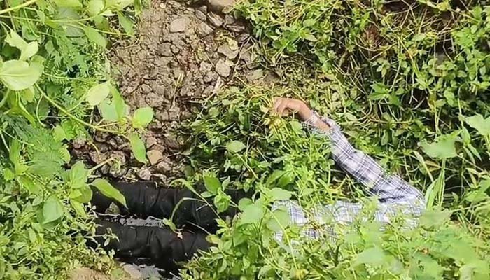 रेलवे लाइन किनारे नाले में मिला युवक का शव, इलाके में मचा हड़कंप; जांच में जुटी पुलिस रेलवे लाइन किनारे नाले में मिला युवक का शव,