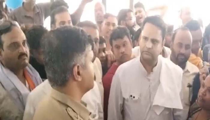 तारापुर में अविश्वास प्रस्ताव पर बवाल, थाने पहुंचा मामला; विधायक उमेश पटेल धरने पर बैठे विधायक उमेश पटेल धरने पर बैठे