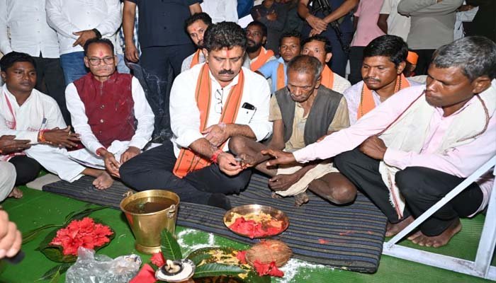 उप मुख्यमंत्री विजय शर्मा ने मुड़घुसरी में 1.48 करोड़ रुपए के तीन सड़क का किया भूमिपूजन