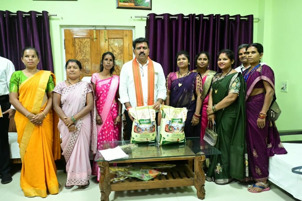 उप मुख्यमंत्री विजय शर्मा से मिलीं माँ दंतेश्वरी महिला किसान उत्पादक कंपनी की सदस्य, उप मुख्यमंत्री ने एनपीओपी प्रमाणन मिलने पर दी बधाई उप मुख्यमंत्री विजय शर्मा से मिलीं माँ दंतेश्वरी महिला किसान उत्पादक कंपनी की सदस्य, उप मुख्यमंत्री ने एनपीओपी प्रमाणन मिलने पर दी बधाई