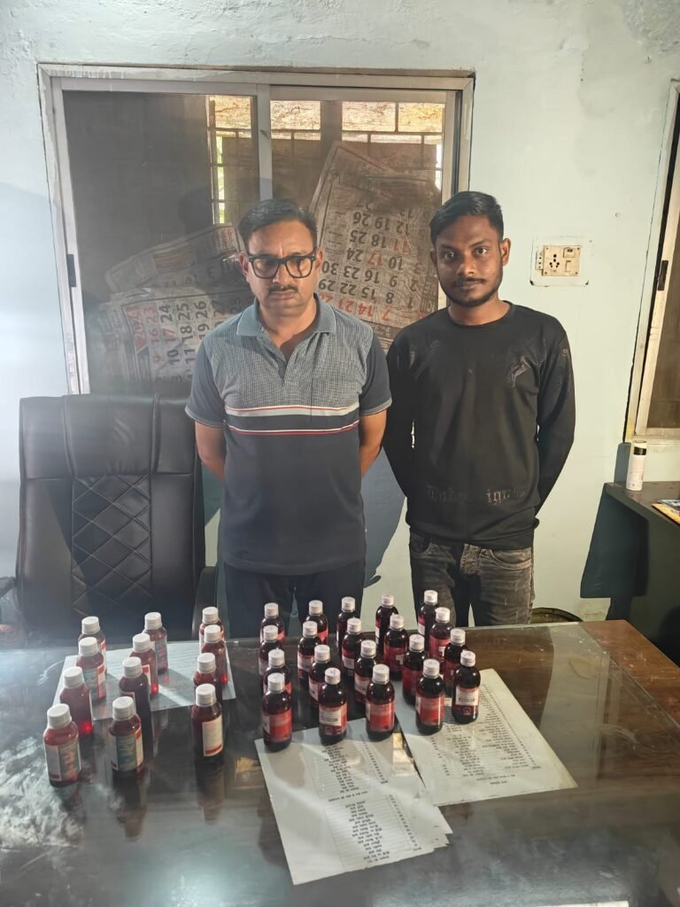 मेडिकल स्टोर की आड़ में नशीली सिरप का धंधा! बिना पर्ची बेच रहे थे कोडिन, संचालक समेत 2 गिरफ्तार मेडिकल स्टोर की आड़ में नशीली सिरप का धंधा! बिना पर्ची बेच रहे थे कोडिन, संचालक समेत 2 गिरफ्तार