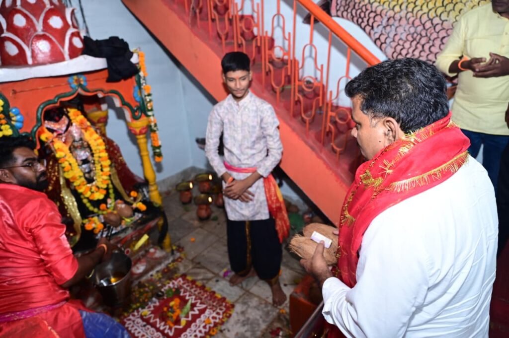 महाअष्टमी पर उप मुख्यमंत्री विजय शर्मा ने किए मां दंतेश्वरी, मां परमेश्वरी और मां चंडी के दर्शन महाअष्टमी पर उप मुख्यमंत्री विजय शर्मा ने किए मां दंतेश्वरी, मां परमेश्वरी और मां चंडी के दर्शन
