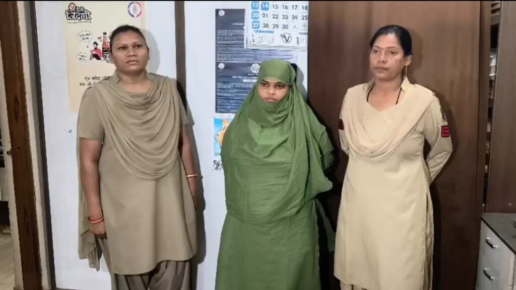 रायपुर में ₹1.88 करोड़ के गहनों की ठगी! नगर निगम कर्मचारी बनकर ज्वेलर्स को लगाया चूना, महिला गिरफ्तार रायपुर में ₹1.88 करोड़ के गहनों की ठगी! नगर निगम कर्मचारी बनकर ज्वेलर्स को लगाया चूना, महिला गिरफ्तार