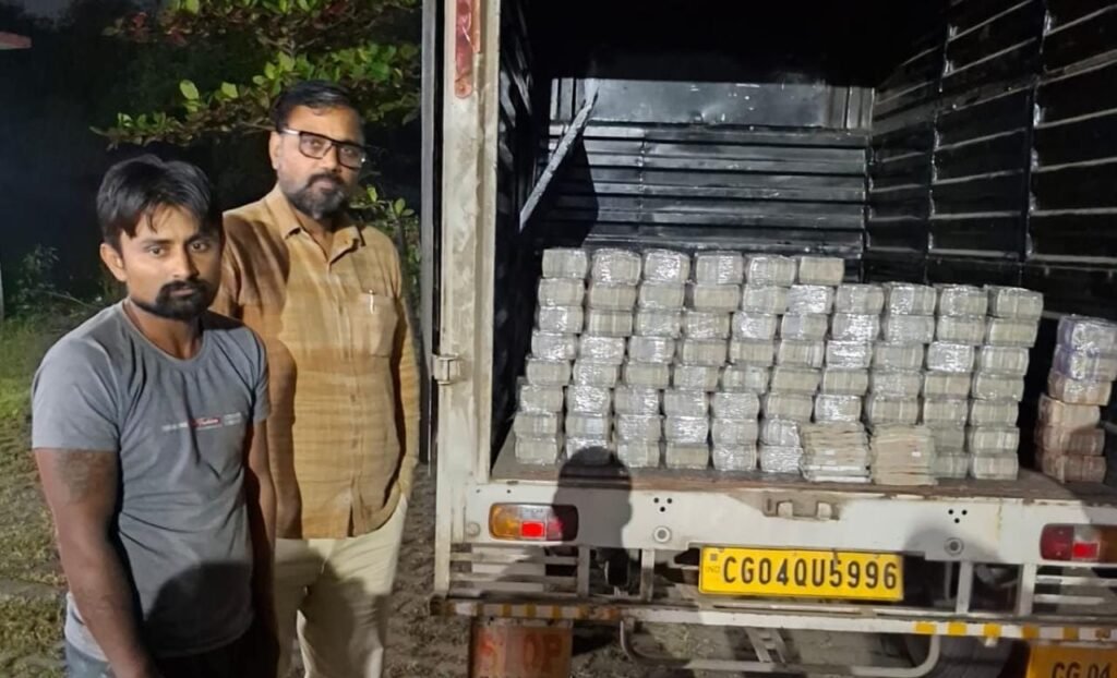 पिकअप के गुप्त चेंबर से मिले 4 करोड़ रुपये, रायपुर से नागपुर जा रही थी गाड़ी पिकअप के गुप्त चेंबर से मिले 4 करोड़ रुपये, रायपुर से नागपुर जा रही थी गाड़ी