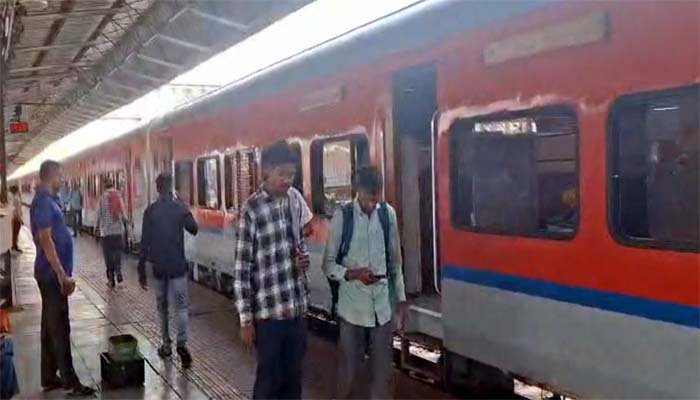 ट्रेनों में हो रही गांजे की तस्करी ट्रेनों में हो रही गांजे की तस्करी