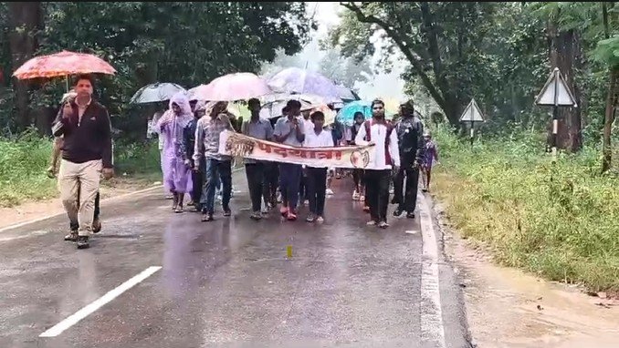 BARISH ME BHIGTE BACHHO KI MANG: आंधी-तूफान में भी नहीं रुके बच्चों के कदम, शिक्षा की मांग लेकर मैनपुर की ओर निकली पदयात्रा