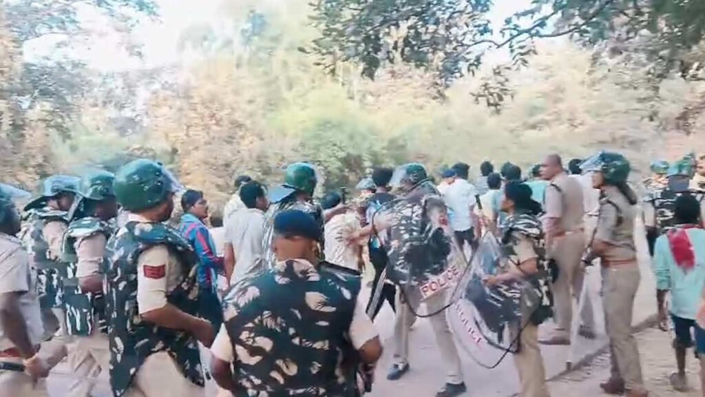 पानी की मांग पर आंदोलन कर रहे ग्रामीणों को पुलिस ने हटाया, बालोद में तनाव; सामूहिक गिरफ्तारी की चर्चा