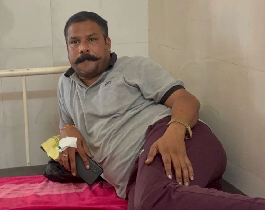 दुष्कर्म के आरोपी को अस्पताल में वीआईपी सुविधा? मोबाइल चलाते और गुटखा खाते मिला आरोपी दुष्कर्म के आरोपी को अस्पताल में वीआईपी सुविधा? मोबाइल चलाते और गुटखा खाते मिला आरोपी