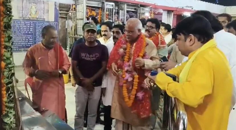 महामाया मंदिर पहुंचे भूपेश बघेल, भर्ती गड़बड़ी और बिजली कटौती पर सरकार को घेरा महामाया मंदिर पहुंचे भूपेश बघेल, भर्ती गड़बड़ी और बिजली कटौती पर सरकार को घेरा