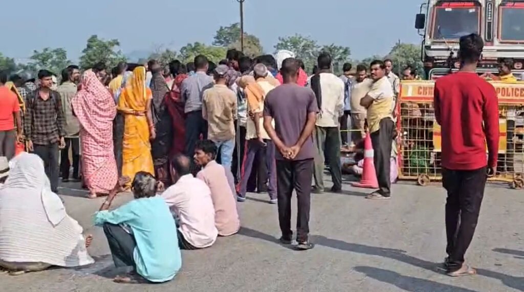कांकेर में सड़क हादसे के बाद बवाल, ग्रामीणों ने किया चक्काजाम; लिखित आश्वासन पर खत्म हुआ प्रदर्शन