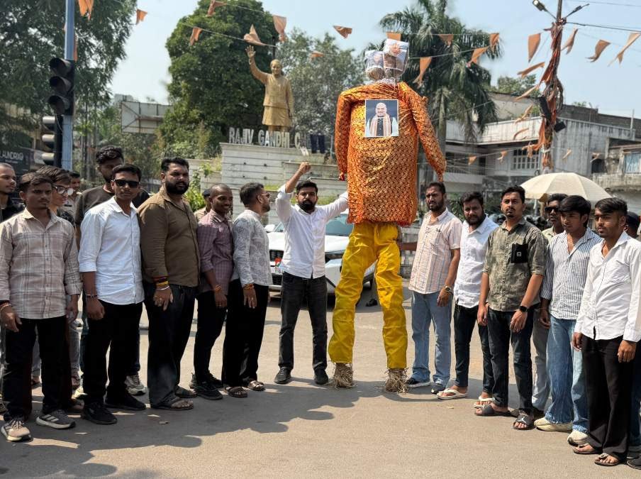 NSUI का केंद्र सरकार और चुनाव आयोग के खिलाफ प्रदर्शन, PM मोदी और CEC के पुतले फूंके NSUI का केंद्र सरकार और चुनाव आयोग के खिलाफ प्रदर्शन, PM मोदी और CEC के पुतले फूंके