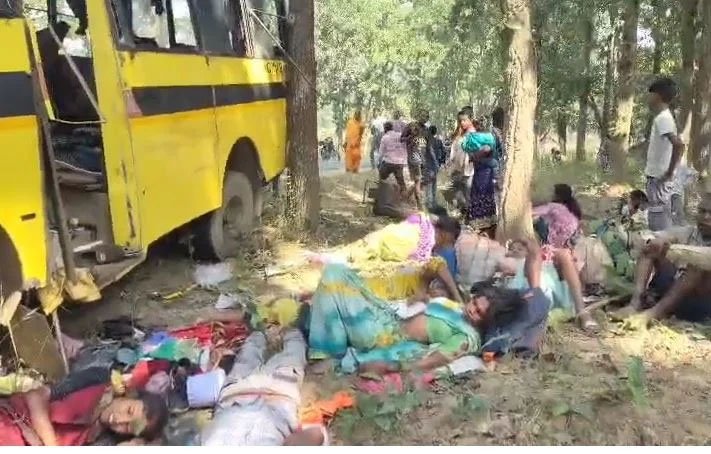 मनेंद्रगढ़ में भीषण सड़क हादसा: पेड़ से टकराई यात्री बस, बच्ची समेत 6 की मौत; 15 से ज्यादा घायल मनेंद्रगढ़ में भीषण सड़क हादसा: पेड़ से टकराई यात्री बस, बच्ची समेत 6 की मौत; 15 से ज्यादा घायल
