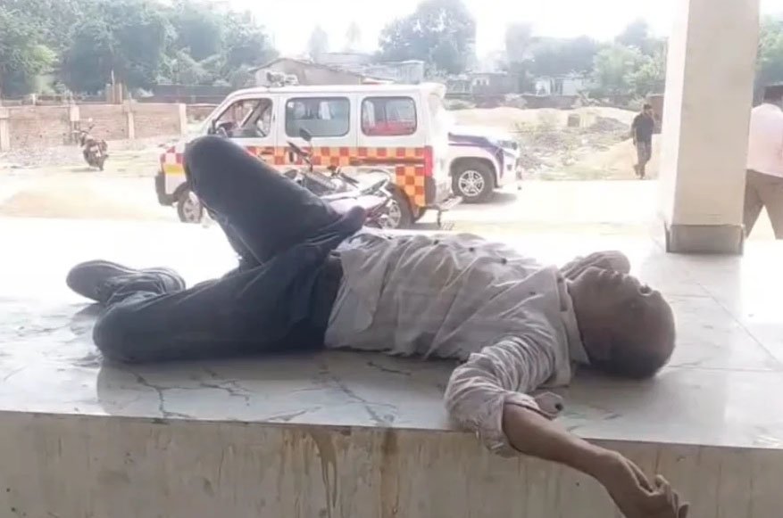 आरक्षक का शव मिलने से हड़कंप, मौत की वजह तलाश रही पुलिस आरक्षक का शव मिलने से हड़कंप, मौत की वजह तलाश रही पुलिस