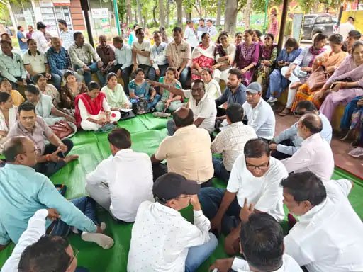 सरकार के खिलाफ पटवारियों का आंदोलन जारी! PV ऐप की दिक्कतों से वेतन विसंगति तक कई मांगें सरकार के खिलाफ पटवारियों का आंदोलन जारी! PV ऐप की दिक्कतों से वेतन विसंगति तक कई मांगें
