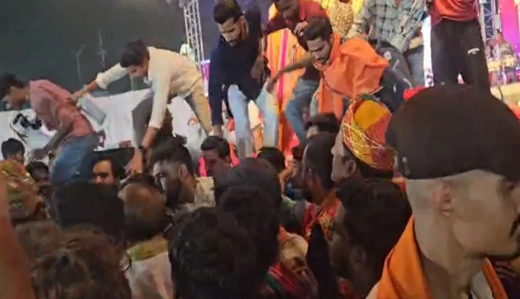 गरबा कार्यक्रम के दौरान बवाल, बजरंग दल कार्यकर्ताओं और समिति पदाधिकारियों में हाथापाई