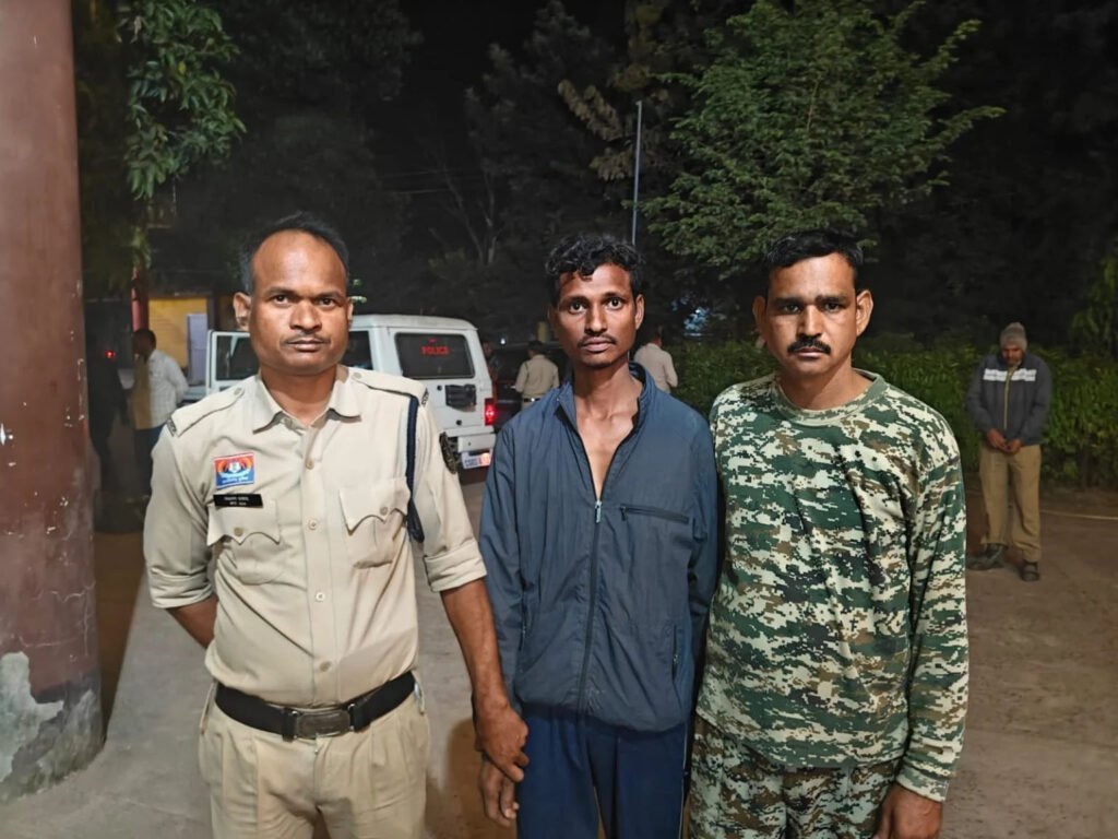 स्कूल में घुसा नशे में धुत युवक, शिक्षक पर लाठी-डंडे से हमला! सिर-हाथ में चोट, छात्रों में मचा हड़कंप; आरोपी जेल भेजा गया