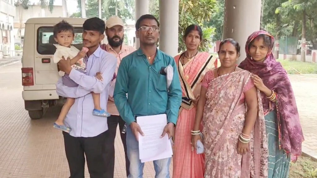 टोनहा कहकर दो परिवारों का सामाजिक बहिष्कार, एक साल से झेल रहे बहिष्कार का दंश; कलेक्टर से लगाई गुहार टोनहा कहकर दो परिवारों का सामाजिक बहिष्कार, एक साल से झेल रहे बहिष्कार का दंश; कलेक्टर से लगाई गुहार