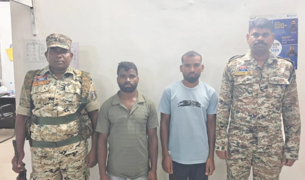 नक्सली पर्चे फेंककर ग्रामीणों में दहशत फैलाने की साजिश का खुलासा, दो गिरफ्तार नक्सली पर्चे फेंककर ग्रामीणों में दहशत फैलाने की साजिश का खुलासा, दो गिरफ्तार