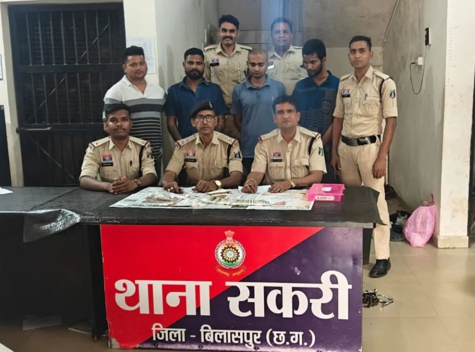 निलंबित आरक्षक ने दोस्तों संग मिलकर घर में की चोरी, 6 लाख का माल बरामद निलंबित आरक्षक ने दोस्तों संग मिलकर घर में की चोरी, 6 लाख का माल बरामद