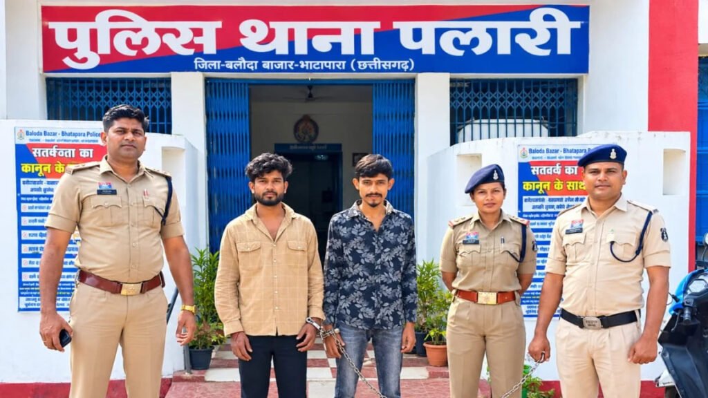 जिला बदर के बावजूद क्षेत्र में घूम रहे दो बदमाश गिरफ्तार जिला बदर के बावजूद क्षेत्र में घूम रहे दो बदमाश गिरफ्तार