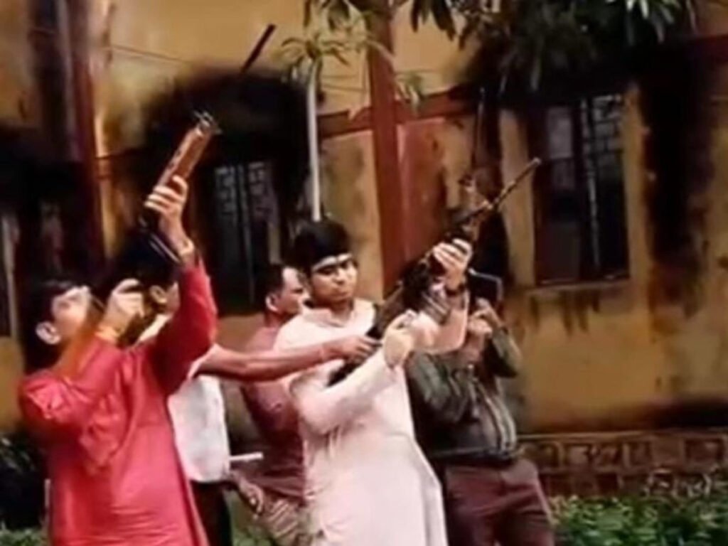 SP के बेटे की हर्ष फायरिंग का वीडियो वायरल, बघेल ने पूछा- कानून के रखवाले ही नियम तोड़ेंगे तो जनता की रक्षा कौन करेगा? SP के बेटे की हर्ष फायरिंग का वीडियो वायरल, बघेल ने पूछा- कानून के रखवाले ही नियम तोड़ेंगे तो जनता की रक्षा कौन करेगा?