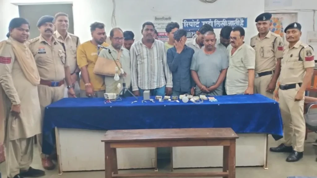 जंगल में इमरजेंसी लाइट लगाकर चल रहा था जुए का फड़, 13 गिरफ्तार; पूर्व उप सरपंच फरार