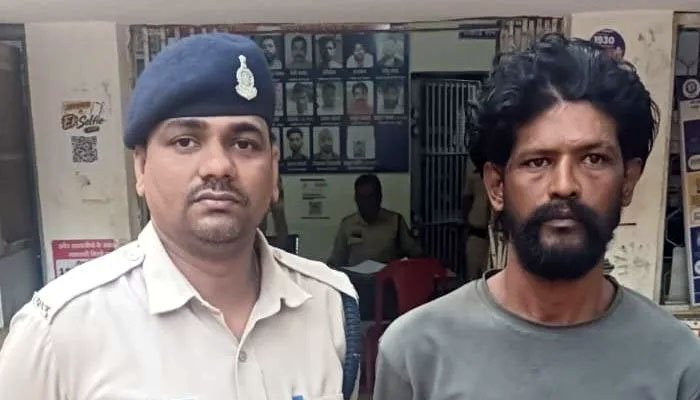 प्रेम प्रसंग को लेकर विवाद, युवक की आंखों में मिर्च पाउडर डालकर धारदार हथियार से किया हमला धारदार हथियार से किया वार; आरोपी गिरफ्तार