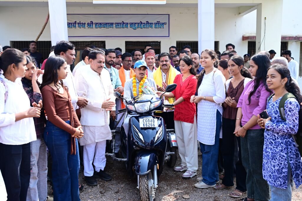 उप मुख्यमंत्री विजय शर्मा से सहायक उपकरण सहित स्कूटी मिलने से महेश को मिला आत्मनिर्भरता का नया सहारा