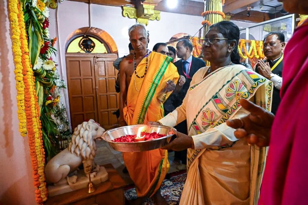 राष्ट्रपति द्रौपदी मुर्मु ने माँ दंतेश्वरी की पूजा-अर्चना कर देशवासियों की सुख-समृद्धि और खुशहाली की कामना की राष्ट्रपति द्रौपदी मुर्मु ने माँ दंतेश्वरी की पूजा-अर्चना कर देशवासियों की सुख-समृद्धि और खुशहाली की कामना की