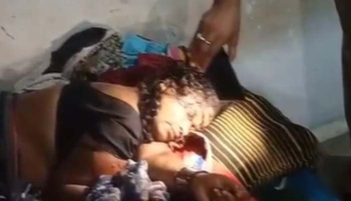 पड़ोसियों ने घर में देखा तो बिस्तर पर पड़ा था महिला का शव, पति गायब, जांच में जुटी पुलिस बिस्तर पर मिला महिला का खून से लथपथ शव