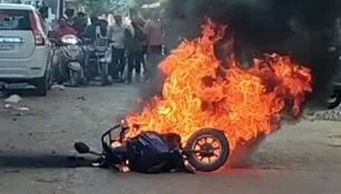 छत्तीसगढ़ में चलती इलेक्ट्रिक स्कूटी में लगी भीषण आग, चालक ने कूदकर बचाई जान; धू-धूकर जला वाहन चलती इलेक्ट्रीक स्कूटी में लगी आग