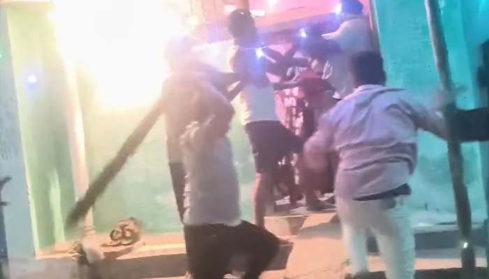 दशहरे के बाद खूनी बवाल, घर में घुसकर महिलाओं से मारपीट; वीडियो वायरल बुजुर्ग महिला को भी नहीं बख्शा