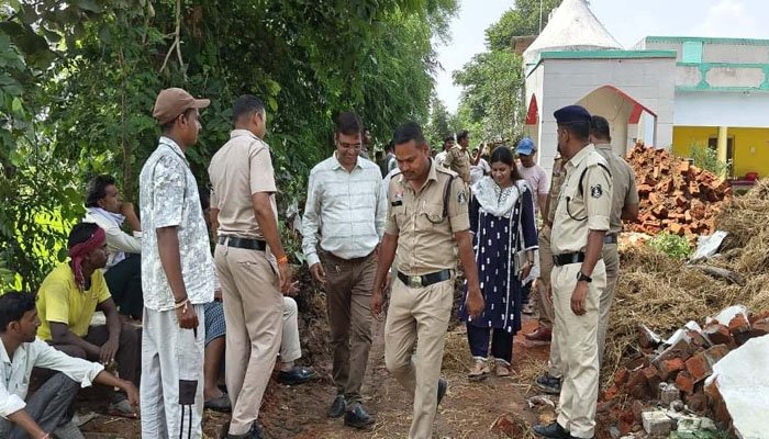 मुक्तिधाम का रास्ता बंद होने पर विवाद, प्रशासन ने खुलवाया रास्ता मुक्तिधाम का रास्ता बंद होने पर विवाद