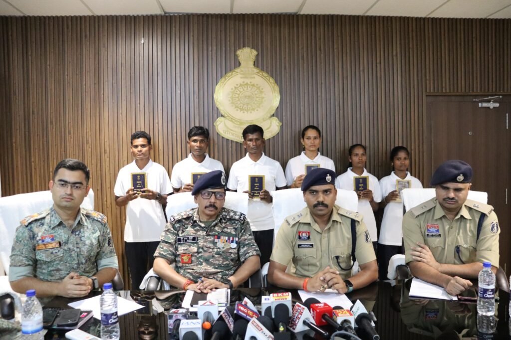 35 लाख के इनामी 6 माओवादियों का आत्मसमर्पण, चार PPCM और दो PM कैडर
